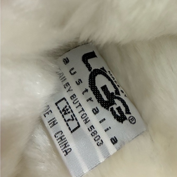 UGG NWOT Classic Bailey Button Suede Boots in Sand Size 7 - Picture 5 of 6